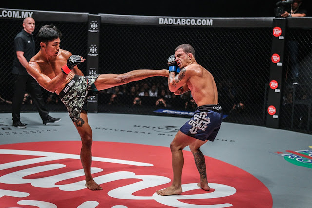 Malaysian fighter Gianni Subba delivers a head kick against Yago Bryan. gianni subba kick Yago Bryan one unbreakable warriors