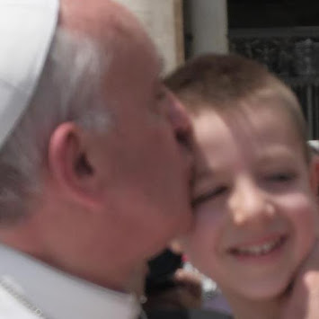 Uno Strongolese baciato dal Papa
