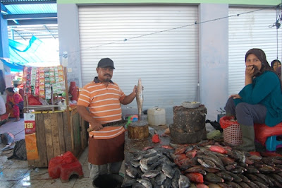 Teguh, salah seorang pedagang di Pasar Amahami