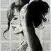 Loui Jover: corpi femminili su fogli di giornale