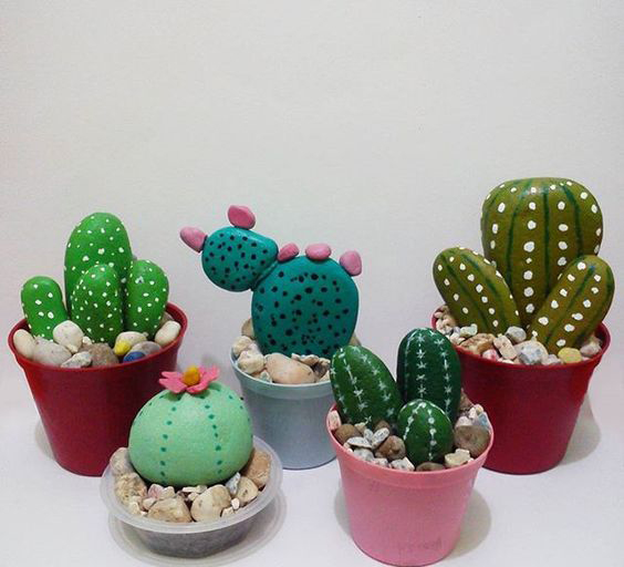 Macetas con cactus hechos con piedras pintadas | Construccion y