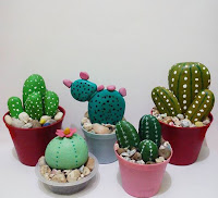 Macetas con cactus hechos con piedras pintadas