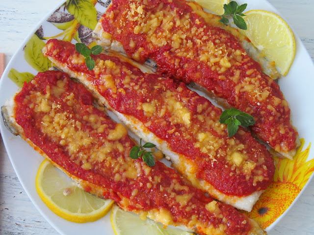 Рыба запеченная под соусом из красного перца