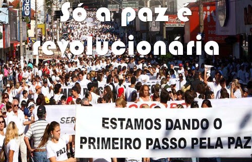 Rua lotada de manifestantes pedindo paz. Da série "só a paz é revolucionária", publicada por Augusto de Franco no Facebook. 