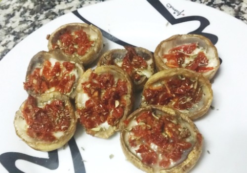 Unos champiñones rellenos de mozarella y tomates secos