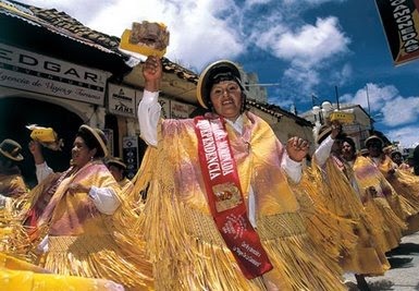 Danza La Morenada Foto de mujeres con vestimenta de la Morenada en la fiesta de la Virgen de la Candelaria