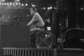 El gobernador de Alabama George Wallace, en una silla de ruedas durante la Convención Nacional Demócrata de 1972