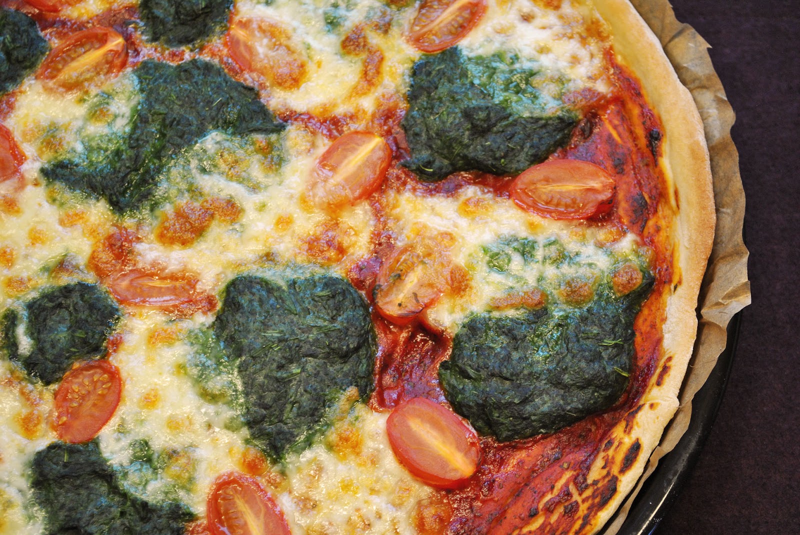Küchenzaubereien: Pizza mit Spinat, frischen Tomaten &amp; Mozzarella