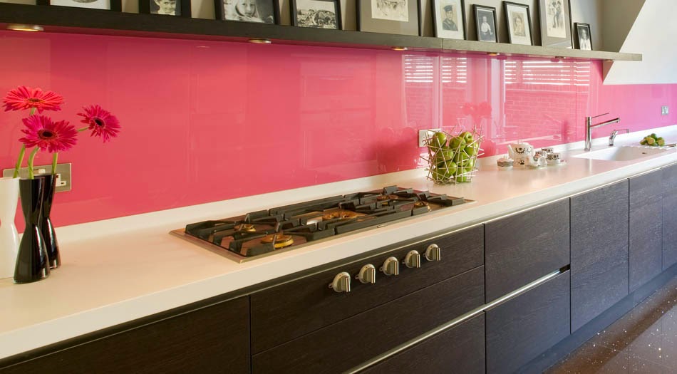 cocina-con pared-frontal-en-vidrio-designs.neillerner