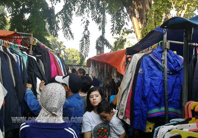 Belanja Baju Murah di Tugu Pahlawan Surabaya Cendana News