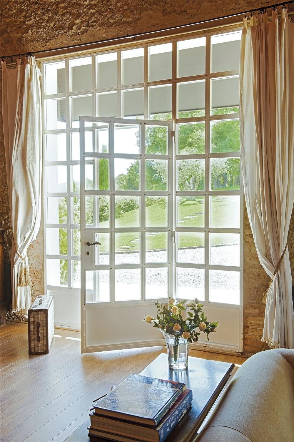 French window. Французские окна. Французские окна в интерьере. Большое окно в частном доме. Французские окна в частном доме.