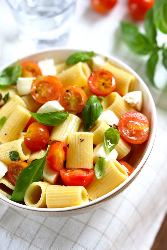 Salade de pâtes tomates mozzarella (alla checca)
