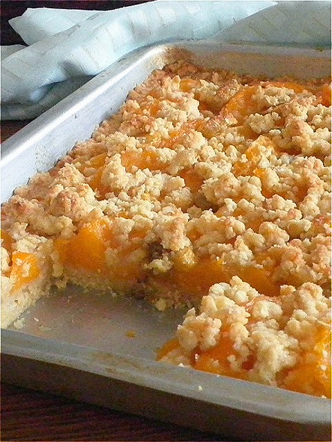 Peach Crumb Slab Pie  @ https://treatntrick.blogspot.com  