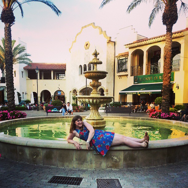 portaventura hotel fountain girl