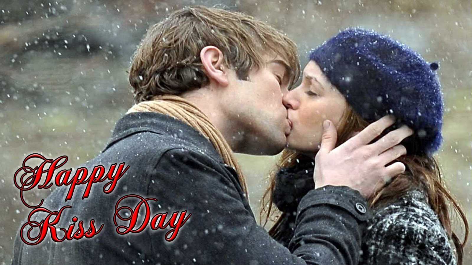 к чему снится первая любовь девушке. пара на природе. парень обнимает и целует девушку. первый поцелуй фото. к чему снится первая любовь девушке.