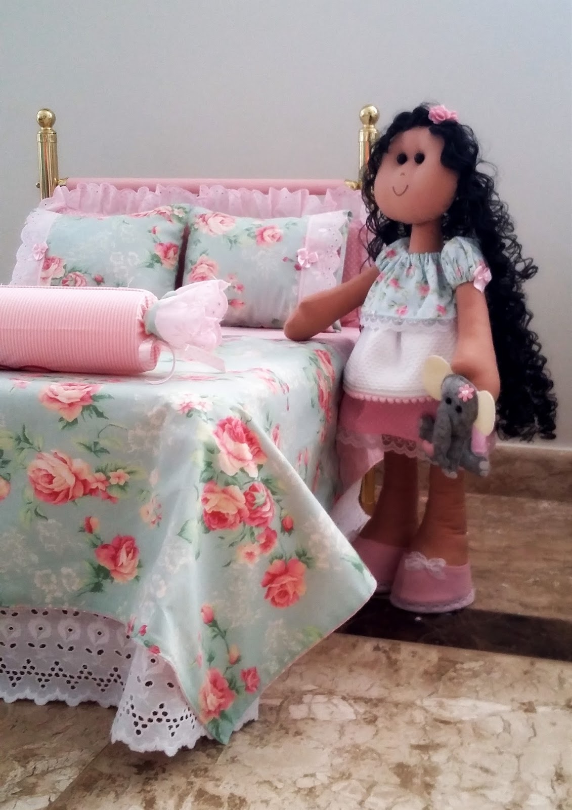 Maria Girafa Ateliê: Decoração - Jogo de cama para cama de boneca