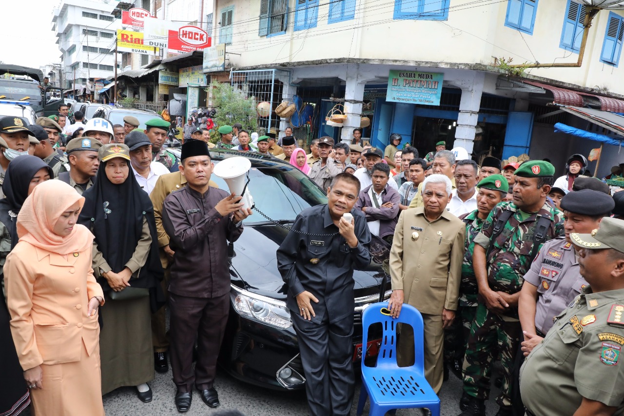 Bupati Asahan Taufan Gama Simatupang saat mengunjungi para pedagang di Pasar Inpres Asahan mengunjungi para pedagang.  Bupati Asahan Taufan Gama Simatupang saat mengunjungi para pedagang di Pasar Inpres Asahan mengunjungi para pedagang.