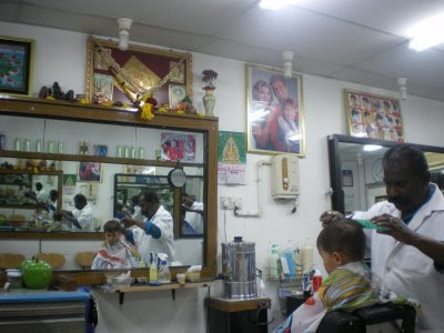 http://3.bp.blogspot.com/-U4srs690WMg/UI0IYkIfejI/AAAAAAAADdE/IqmnAe_3pk0/s400/indian+barber.jpg