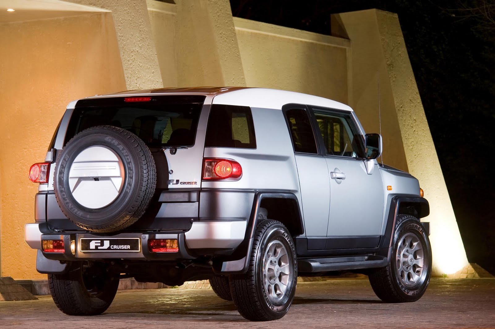 IN4RIDE TOYOTA FJ CRUISER TO BRUISE SUV MARKET