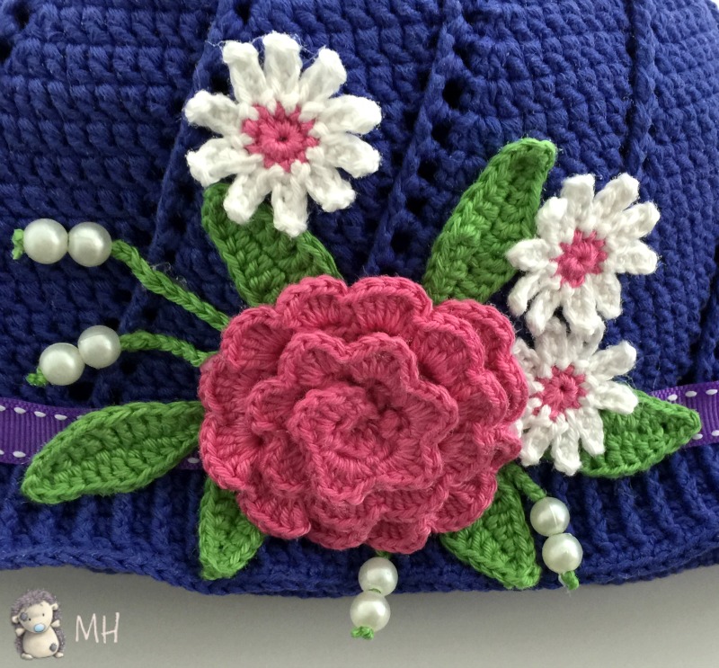 Gorro a crochet con flores para niña
