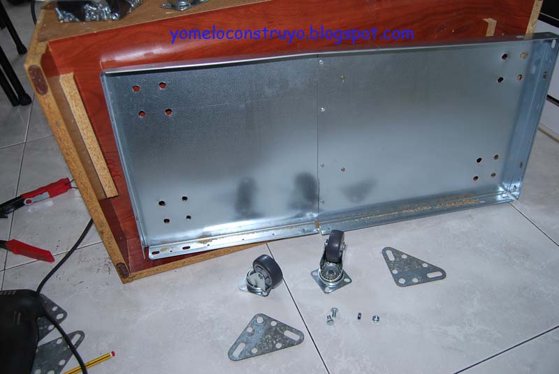 como poner ruedas en muebles