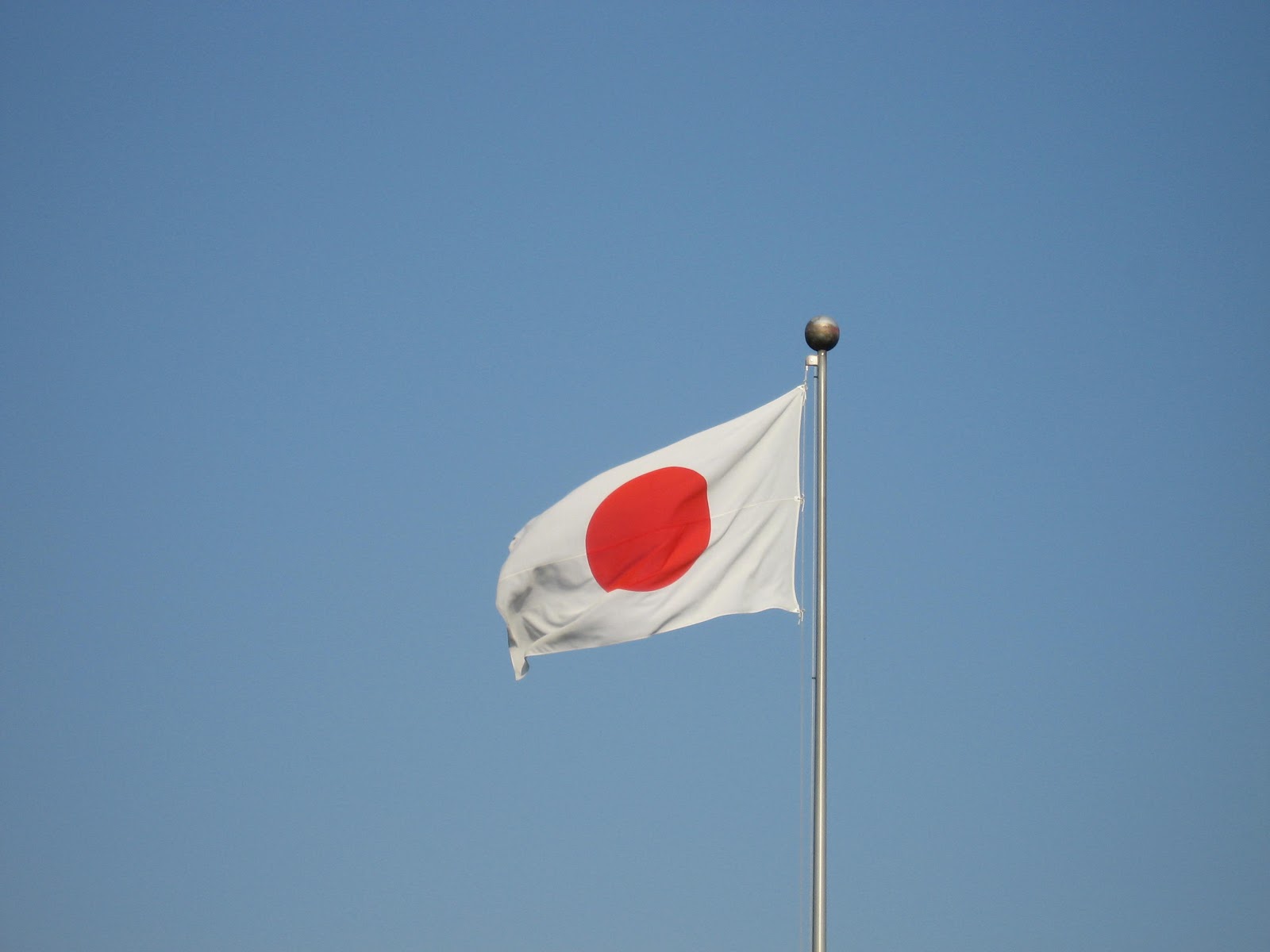 青空に揺れる日本の国旗