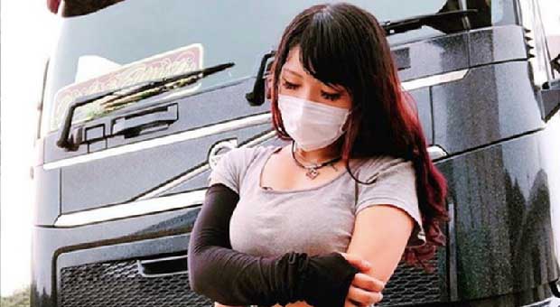 Rino Sasaki Sopir Truk Paling Cantik di Jepang