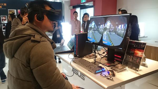 華碩17日舉辦法說會，並展示Oculus Rift與ROG電腦，讓法人體驗AR／VR的魅力
