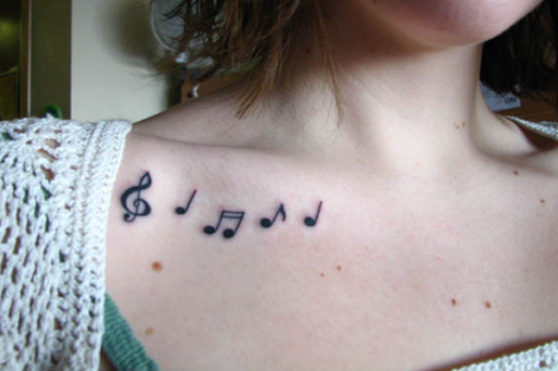 Notas musicais na clavícula