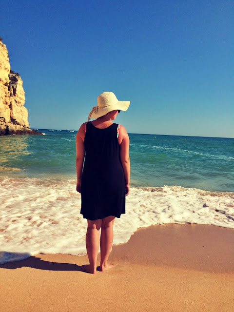 Wakacyjny urlop na południu Portugalii? Oto 3 powody, dla których warto odwiedzić klifowe wybrzeża Algarve.