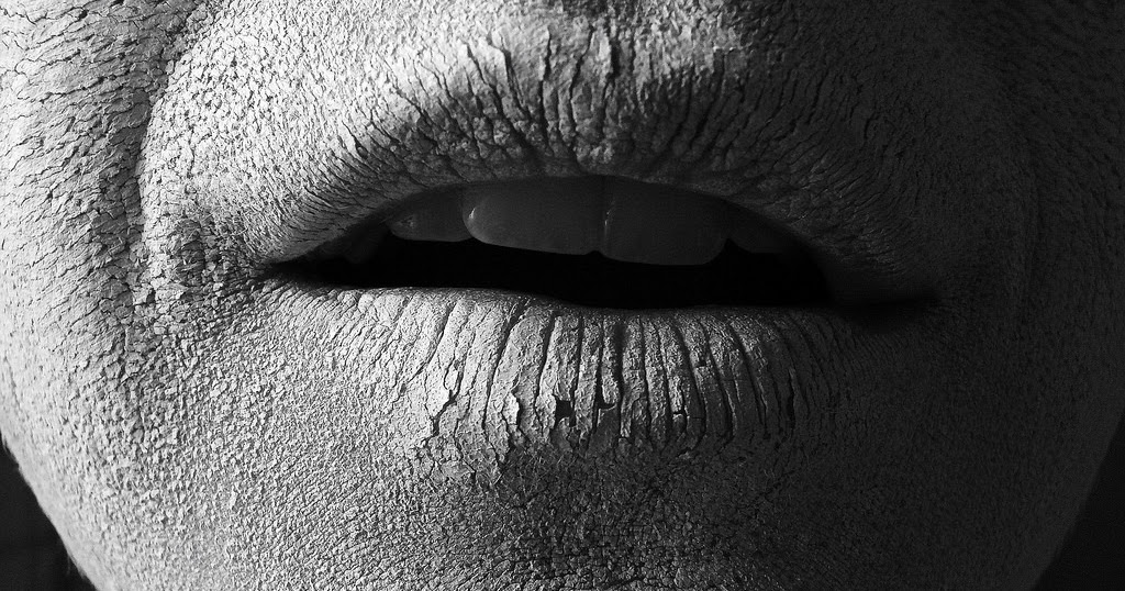 "Dry as a bone" nghĩa là gì?