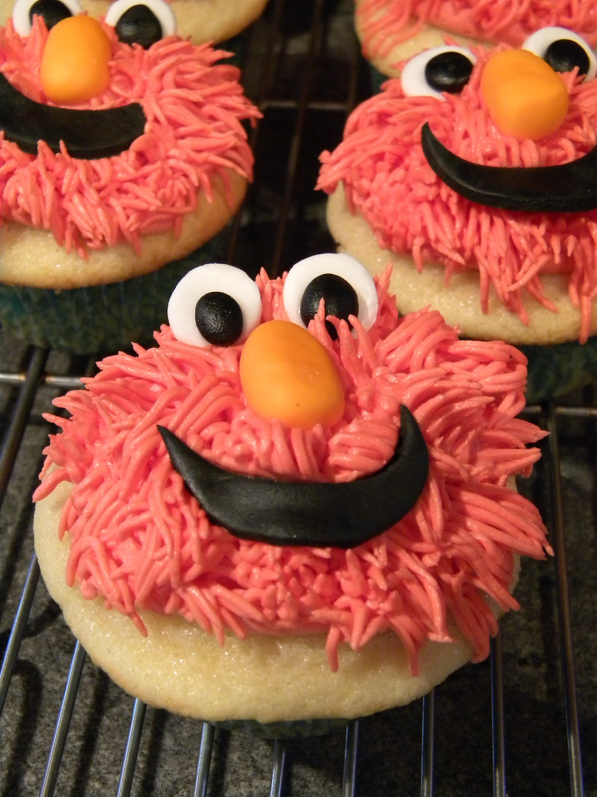 Ze Cookie Lounge: Cookie Monster and Elmo Cupcakes