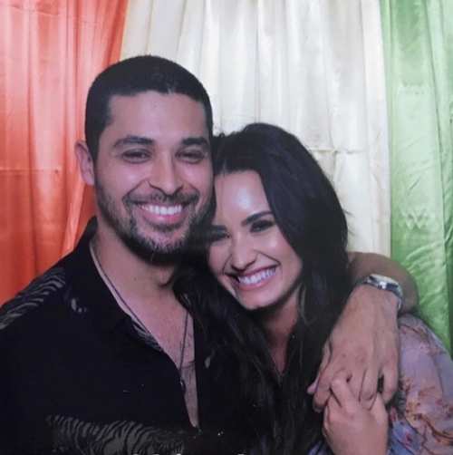 Demi Lovato invita a Wilmer Valderrama a su fiesta