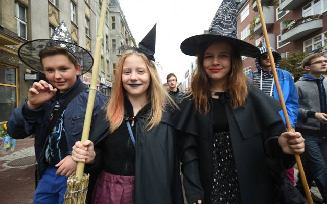 brujas con sombrero y escobas 