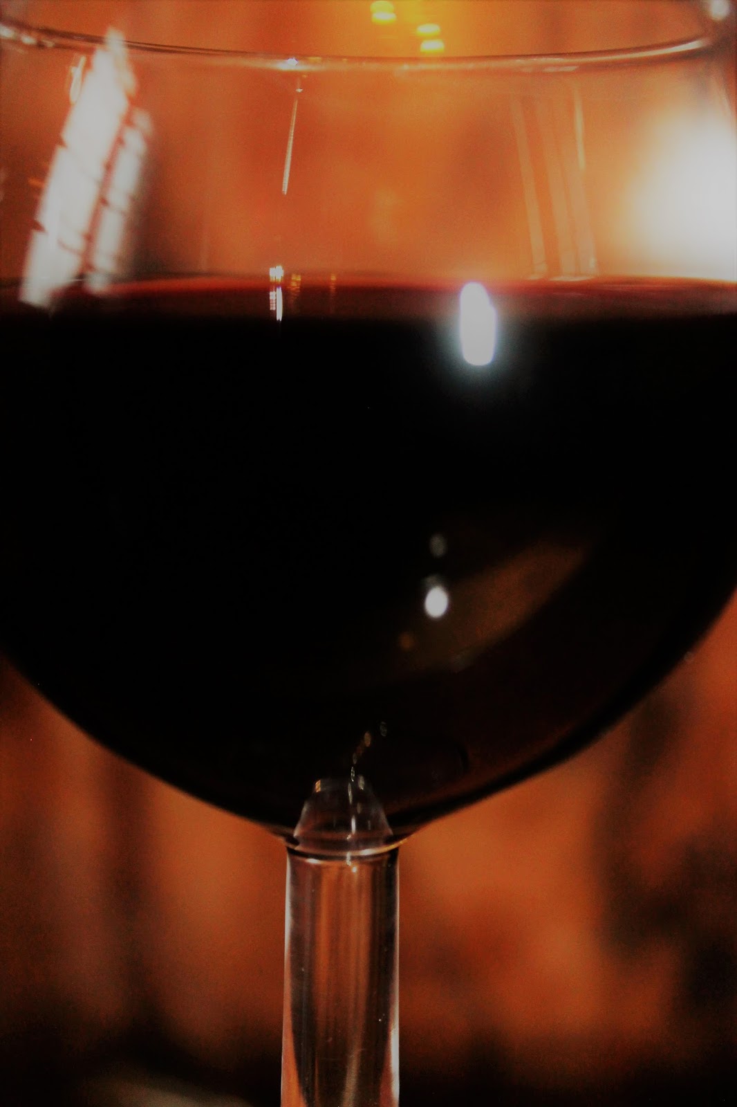 Холидей черное вино. Темное вино. Вино черно. Бывает ли черное вино. Вино черные глаза.