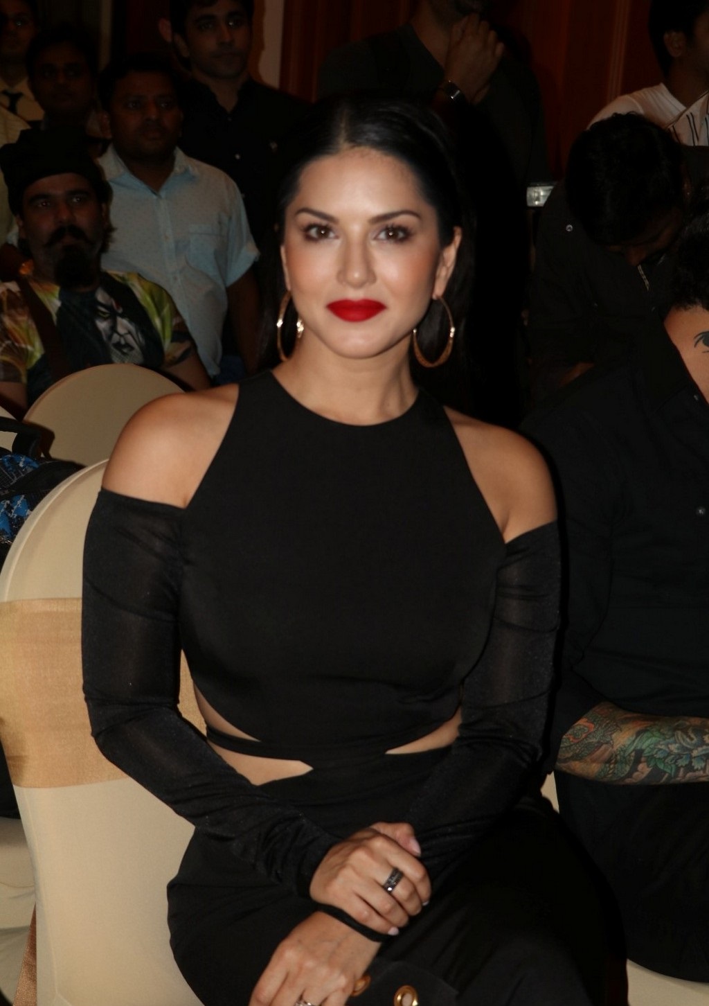 Bollywood Actress Sunny Leone Hot Legs Show In Black Dress