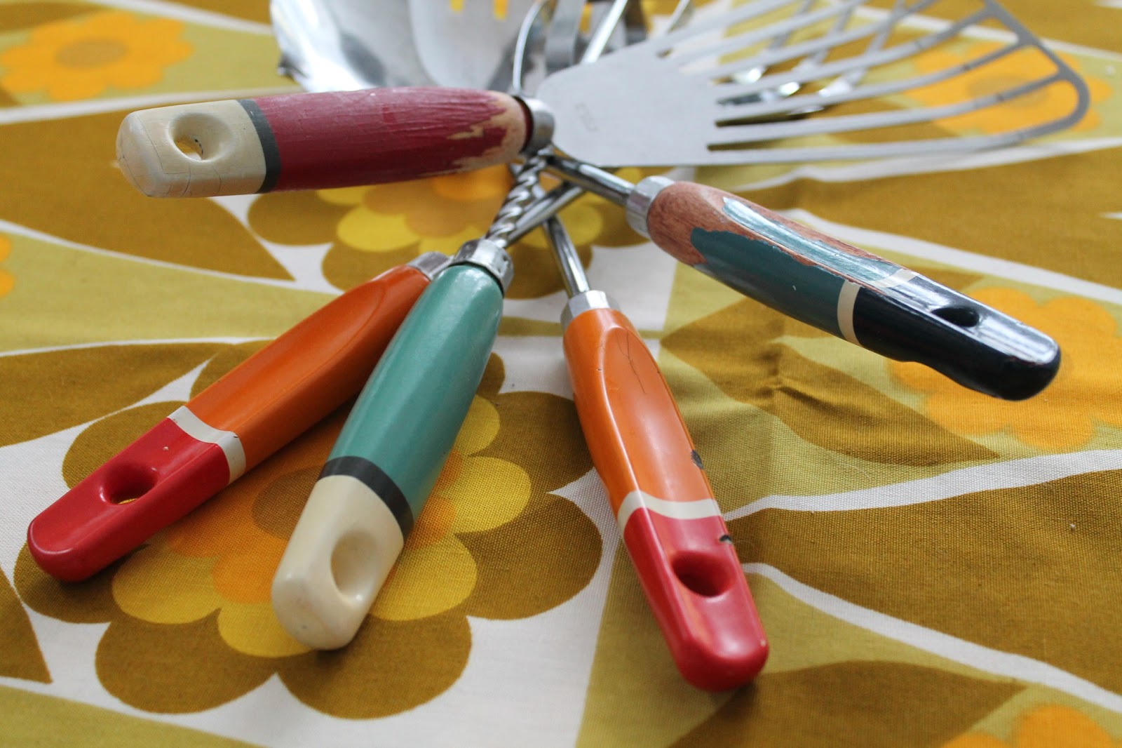 Vintage Skyline Kitchen Utensils For Sale