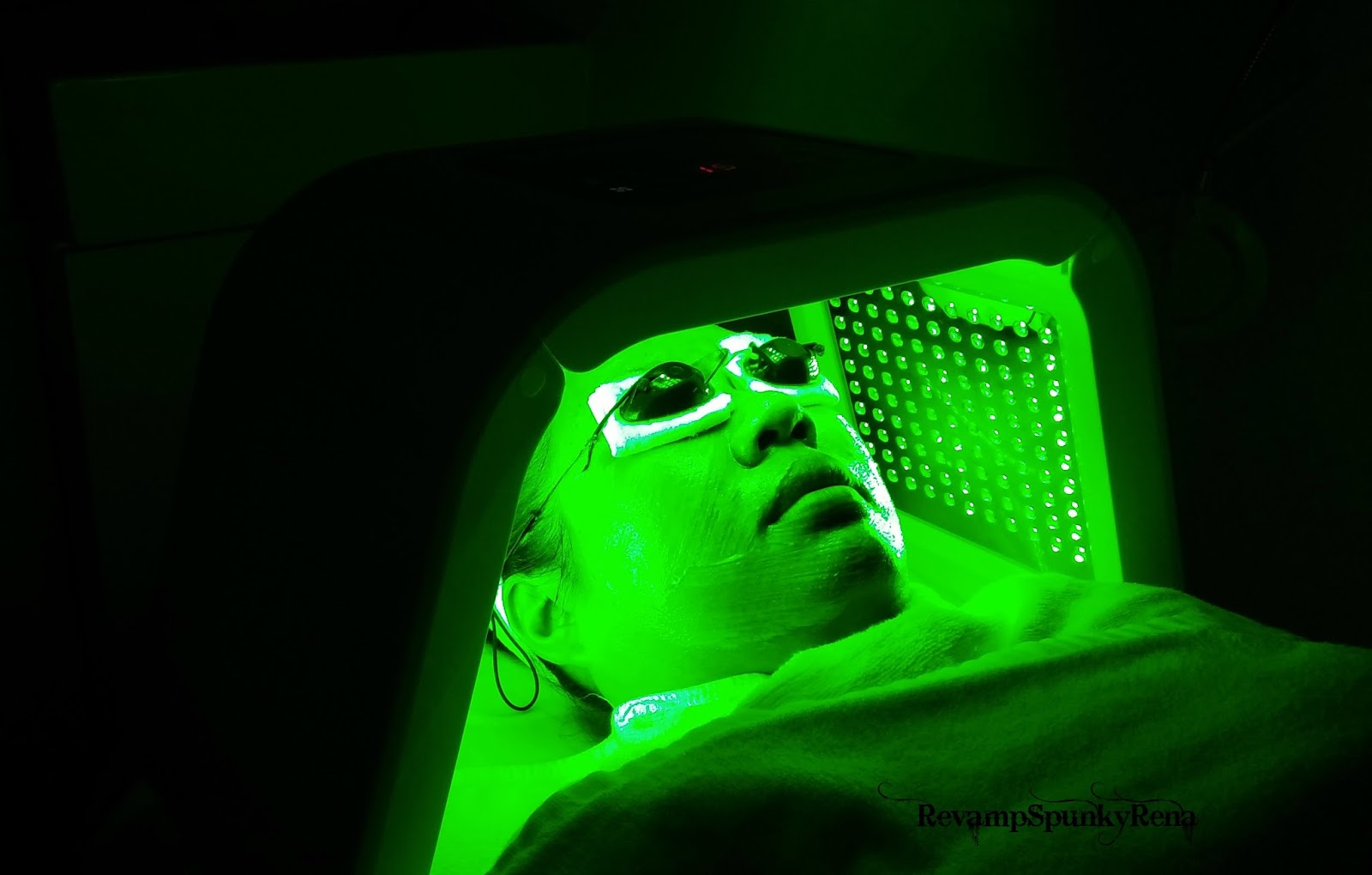 tøj Aubergine Modstander EHA Skincare Signature V Lift Facial + Green LED Light Therapy