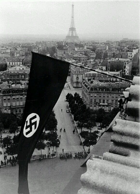 La torre Eiffel durante la ocupación nazi