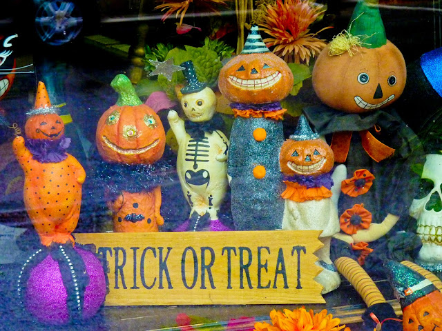 Escaparate de Halloween con la frase Trick or Treat en Saranac en el Estado de Nueva York