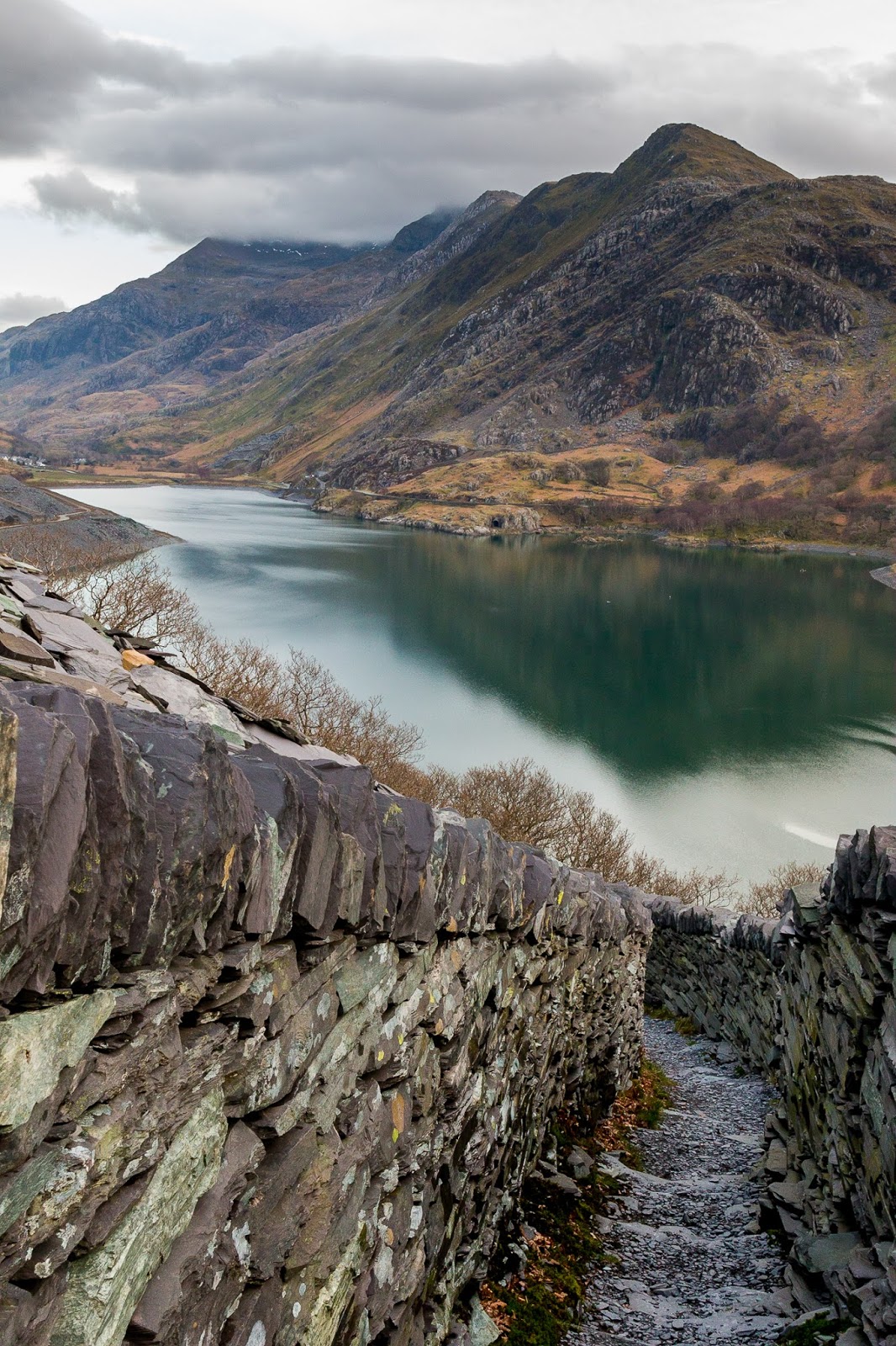 Looking for an awesome and easy hike in Snowdonia? A walk to the Dinorwig Quarry close to Llanberis is the perfect way to see epic landscapes!