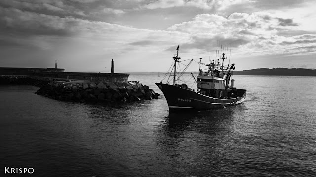 foto en blanco y negro de barco pesquero entrando a puerto en Hondarribia
