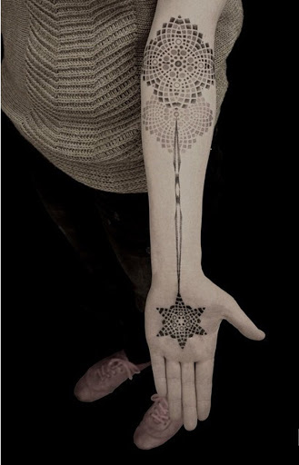 Belo tribal temático manga da tatuagem. O design, bem como do local onde é colocado carrega uma semelhança com a forma como os Índios também tinta e pintar-se. Belos desenhos com um sentimento místico.