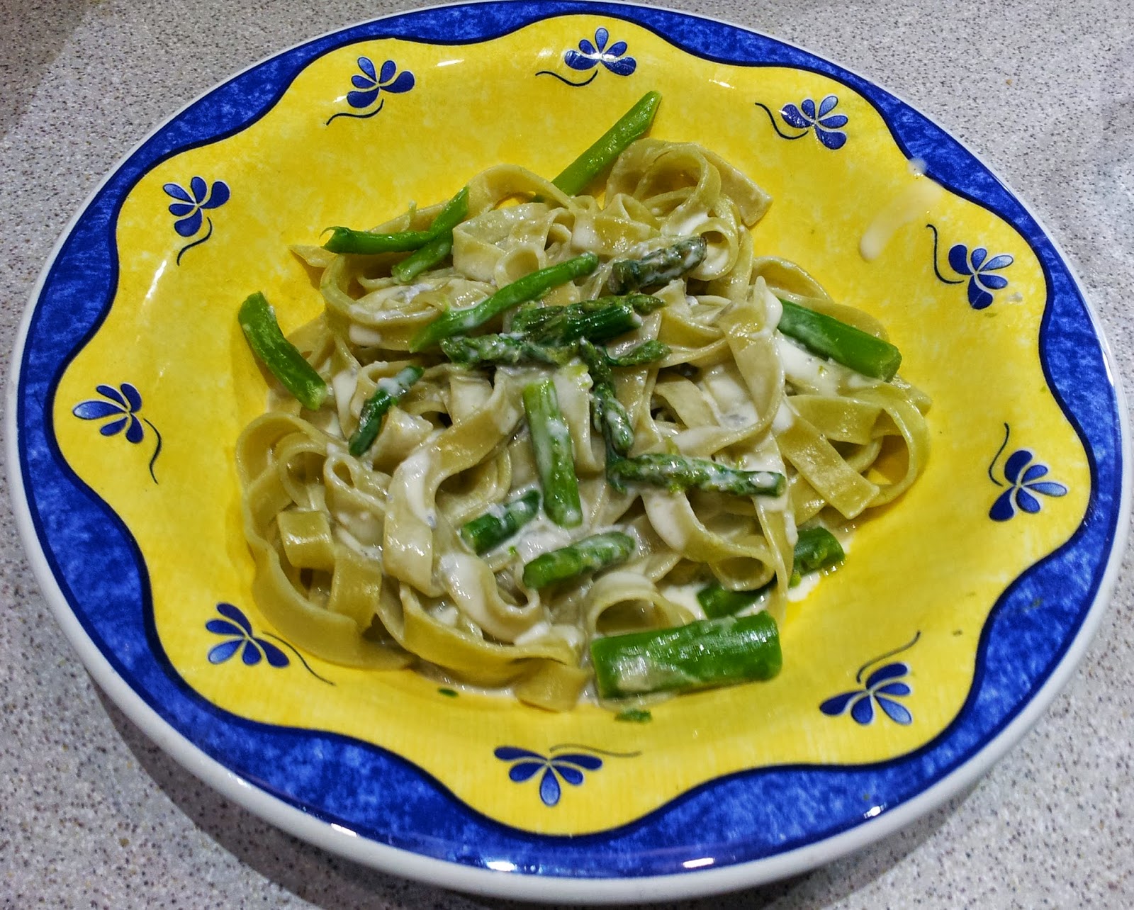Comida Casera FETTUCCINE CON Y ESPÁRRAGOS VERDES