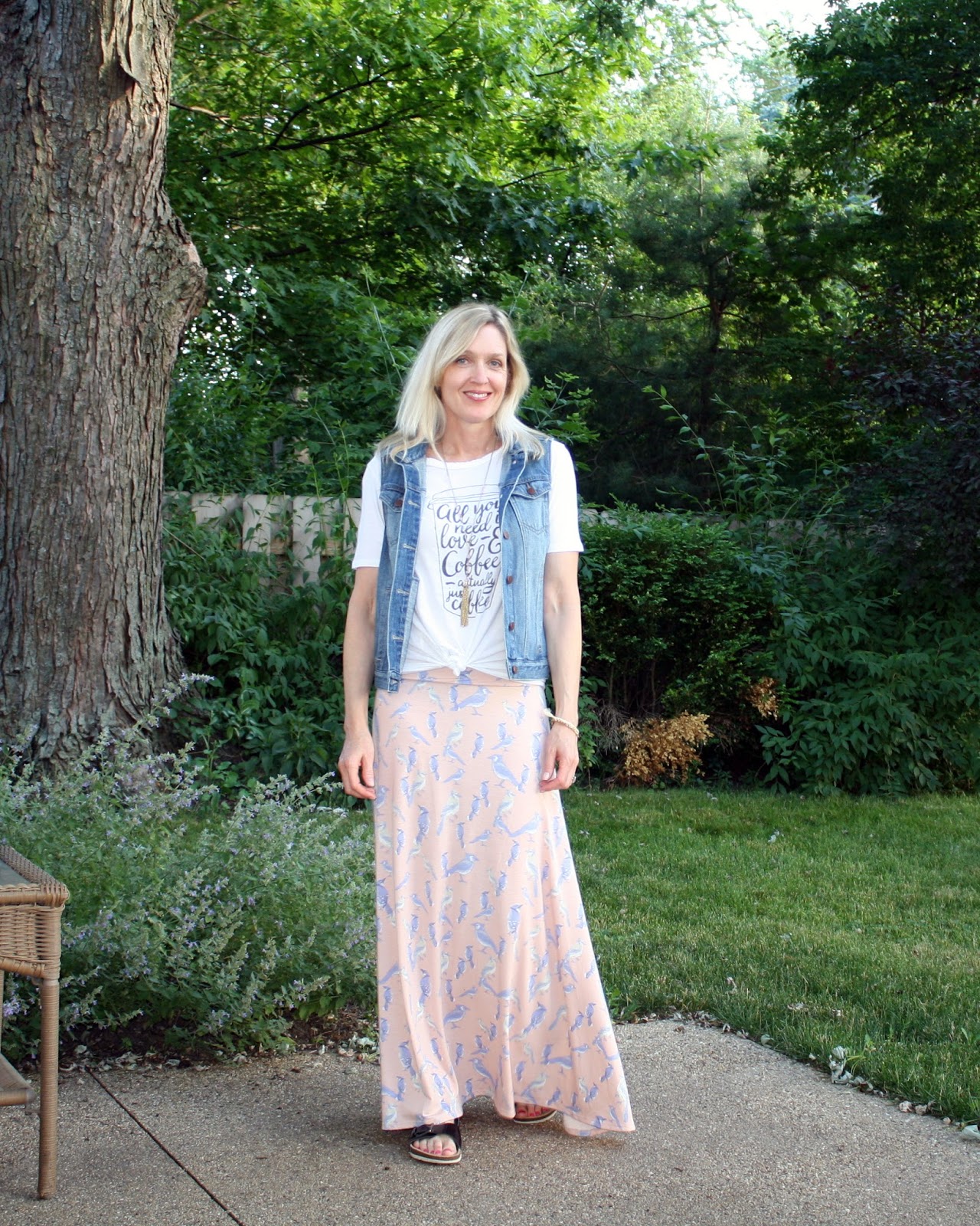 casual maxi skirt outfit