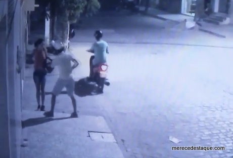 Mãe reconhece filho que aparece em vídeo praticando assalto e o entrega à polícia