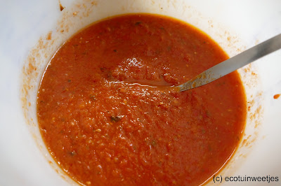 Tomatensaus met kruiden, passata, oogst bewaren, passe-vite, roerzeef, in de oven gedroogde tomaten
