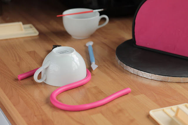 Handbag Cake, this step by step tutorial will guide you through carving and decoarating this showstopper cake. www.goodfoodshared.blogspot.com