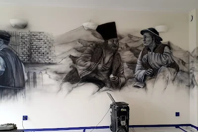 Artystyczne malowanie ściany, obraz namalowany na ścianie, motyw z filmu "Sami Swoi", Czarnobiałe malowidło ścienne