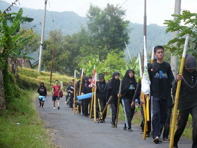 Tak kenal Hujan Maupun Panas Tataplah Berjalan dengan Semangat